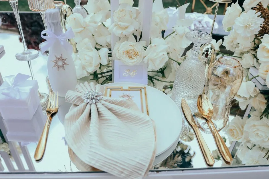 Dekoracje stołu w stylu glamour: 10 luksusowych dodatków na wyjątkową kolację