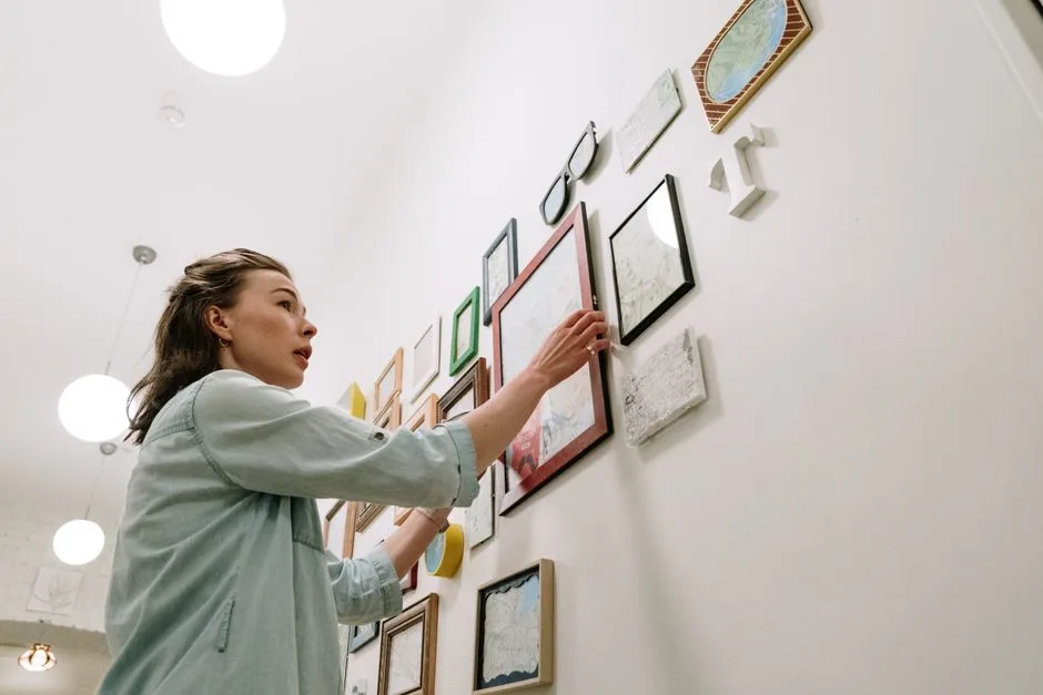 7 aranżacji ścian: stwórz domową galerię sztuki w 2026