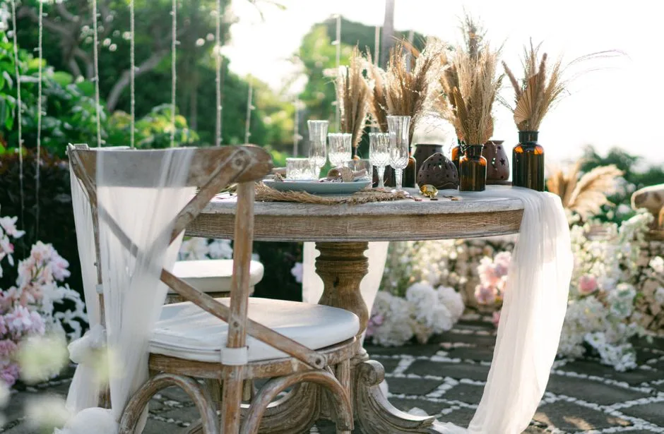 Letni stół boho: 10 pomysłów z naturalnymi fakturami