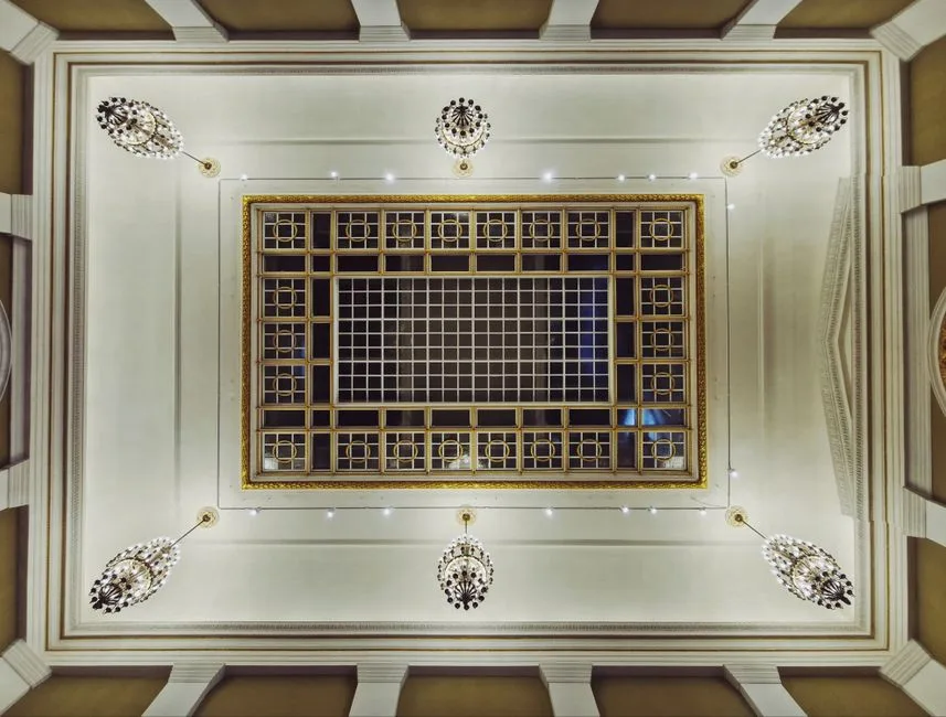 Jak urządzić wnętrze w stylu art deco? 10 Luksusowych Inspiracji i Złotych Zasad