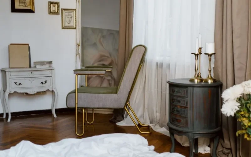 Beautifully decorated vintage-style bedroom with classic furniture and warm ambiance.