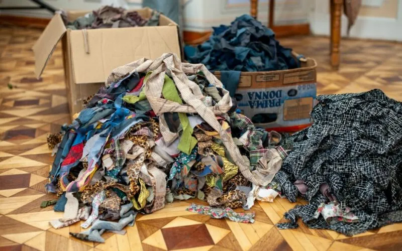 Jak wykorzystać resztki tkanin do stworzenia unikalnych dekoracji ściennych? 10 pomysłów DIY