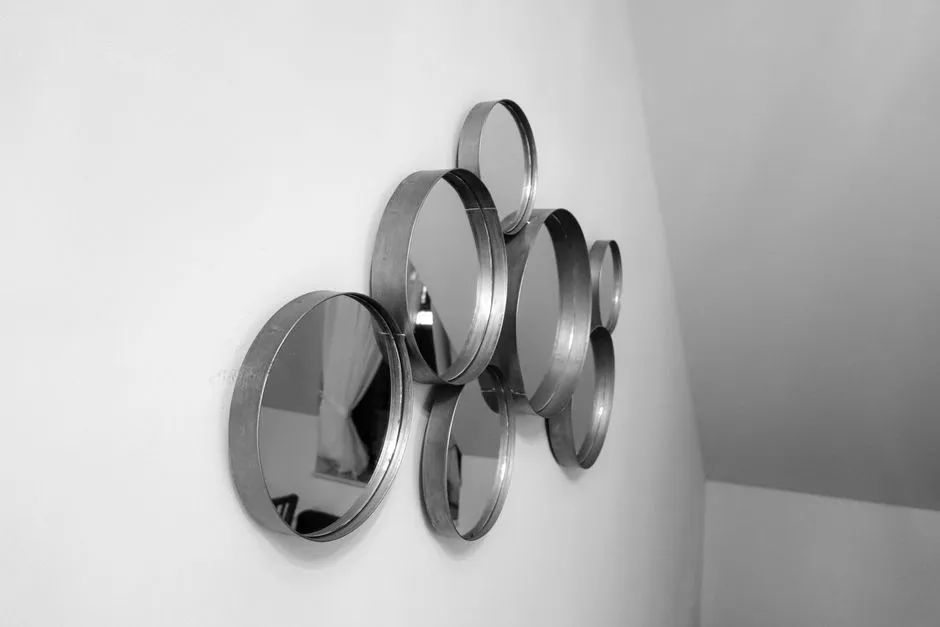 Jak stworzyć domową galerię luster? 7 zasad kompozycji i aranżacji