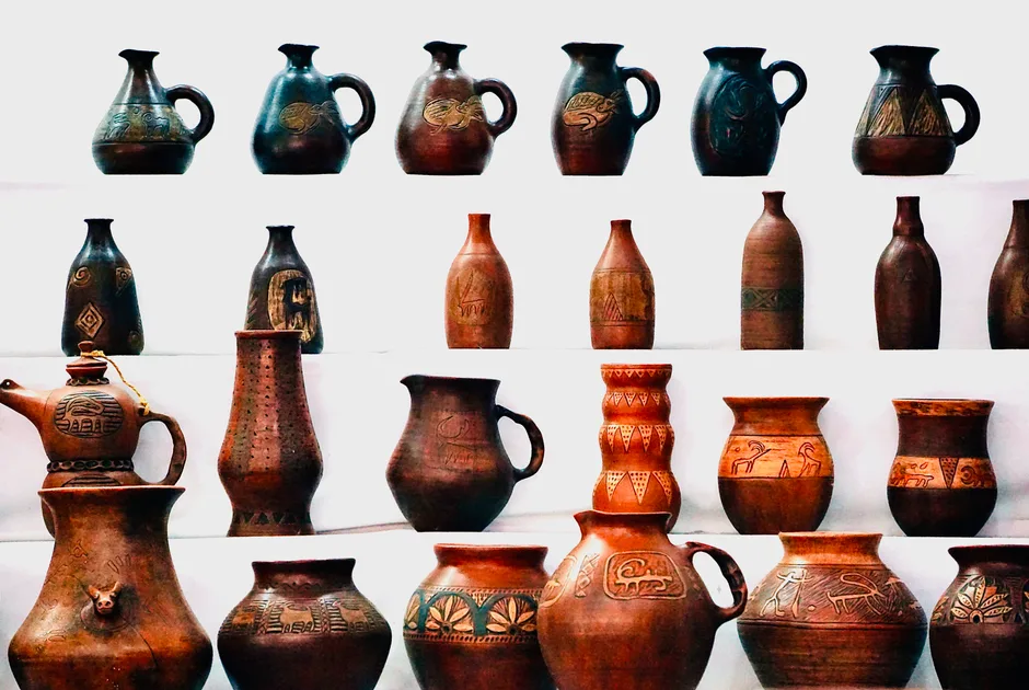 Piękno niedoskonałości: 10 pomysłów na wnętrze w stylu wabi-sabi