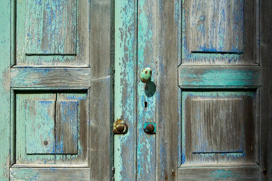Jak Oczyścić Drzwi ze Starej Farby? 3 Sprawdzone Metody Krok po Kroku