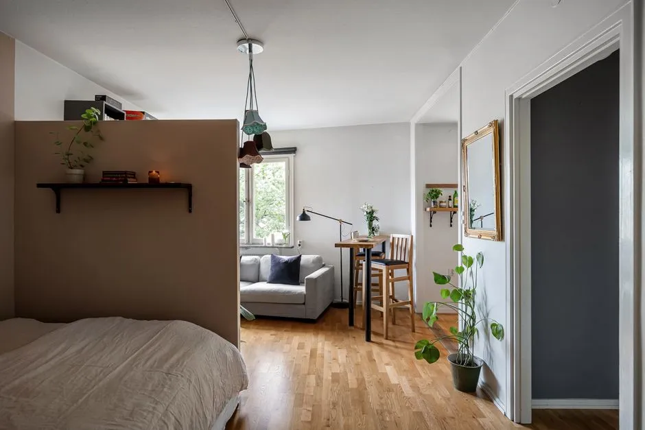 Salon w małym mieszkaniu: 7 genialnych trików, które go powiększą