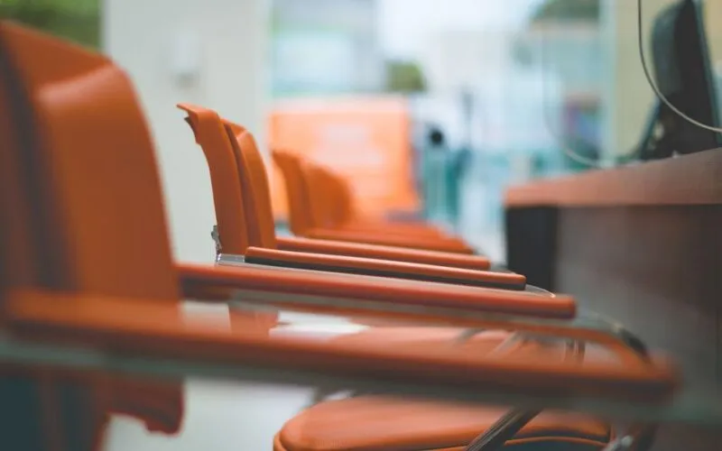 Jak dobrać idealne krzesła do biurka w domowym gabinecie? Poradnik ergonomii i stylu