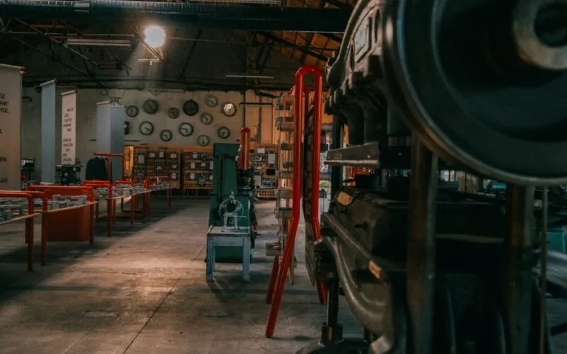 Jak łączyć metal, drewno i szkło w dekoracjach? 7 zasad industrialnej elegancji