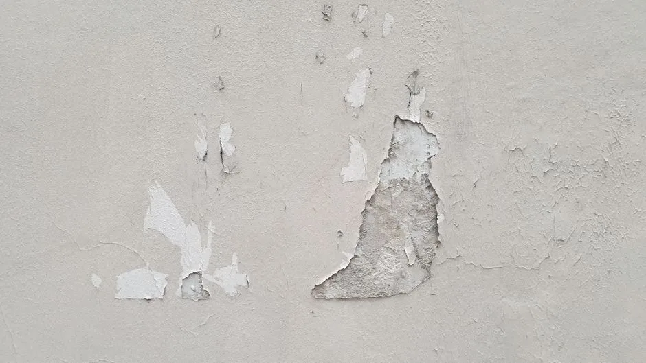 Jak usunąć farbę z betonu - 5 metod krok po kroku