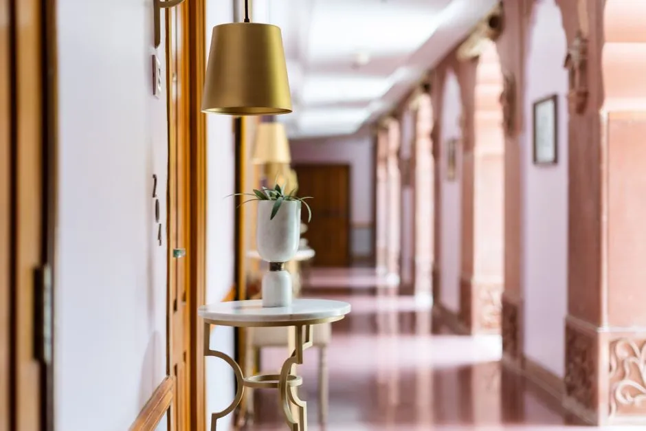 Jak urządzić dom w stylu postmodernistycznym? 10 odważnych pomysłów na wnętrze z charakterem