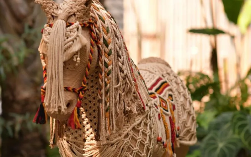 Dekoracje ścienne w stylu boho: Jak stworzyć własną makramę krok po kroku