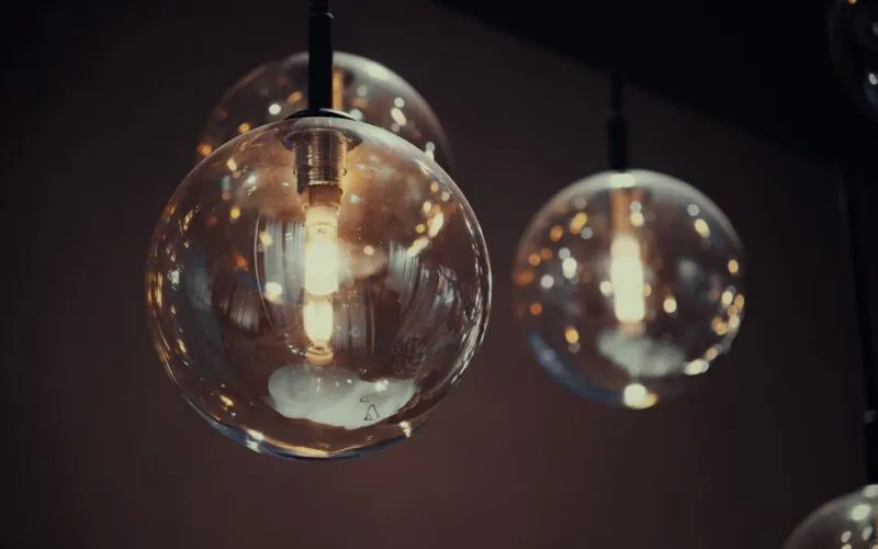 Dekoracje ścienne z listew LED: 5 pomysłów na nowoczesne oświetlenie dekoracyjne