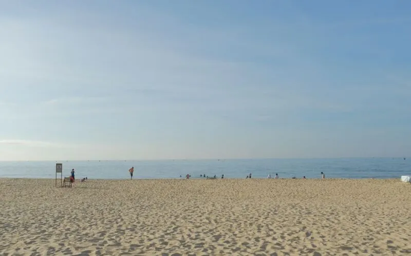 Jak urządzić wnętrze w stylu morza i plaży? 10 inspiracji na nadmorski klimat w domu