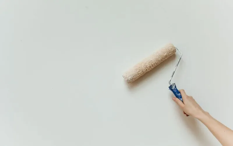 5 nieoczywistych sposobów na wykorzystanie koloru w małym mieszkaniu – inspiracje od projektantów