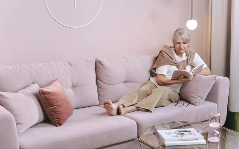 5 trików na perfekcyjne ułożenie poduszek dekoracyjnych na kanapie według zasad feng shui