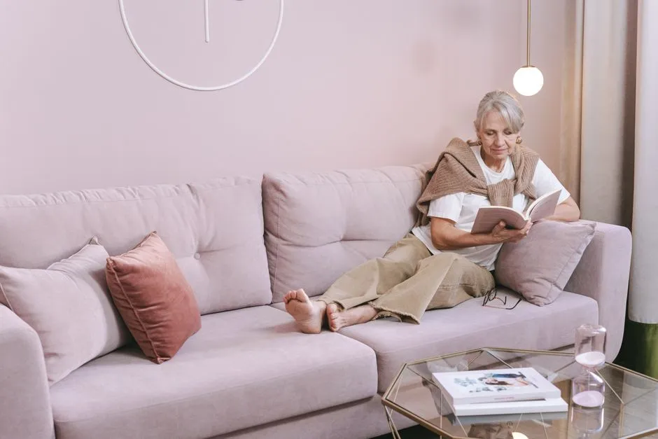 5 trików na perfekcyjne ułożenie poduszek dekoracyjnych na kanapie według zasad feng shui