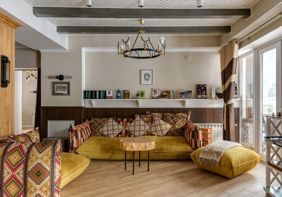 Sztuka łączenia stylów: Jak stworzyć eklektyczne wnętrze, które nie jest chaosem