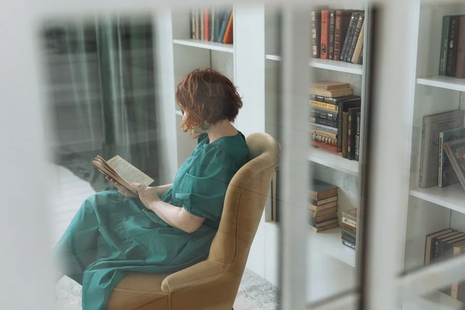 Uważne czytanie i relaks: 10 zasad domowej biblioteczki slow