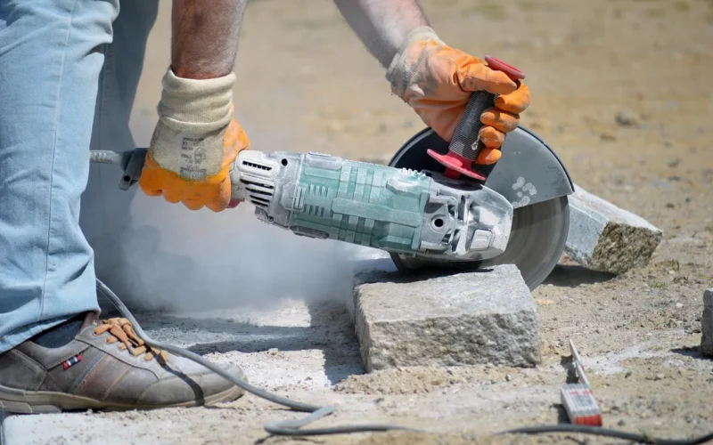cięcie granitowych kamieni, gięcie, praca, granit, kamienie, rozdzielać, narzędzie, roboty budowlane, diy, szlifierka kątowa, maszyna, energia, pył, kamień granitowy, złota rączka, uciąć, wyginanie, praca elastyczna, moc