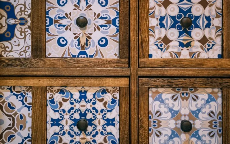 Przemiana starych mebli: decoupage na meblach w 5 wieczorów
