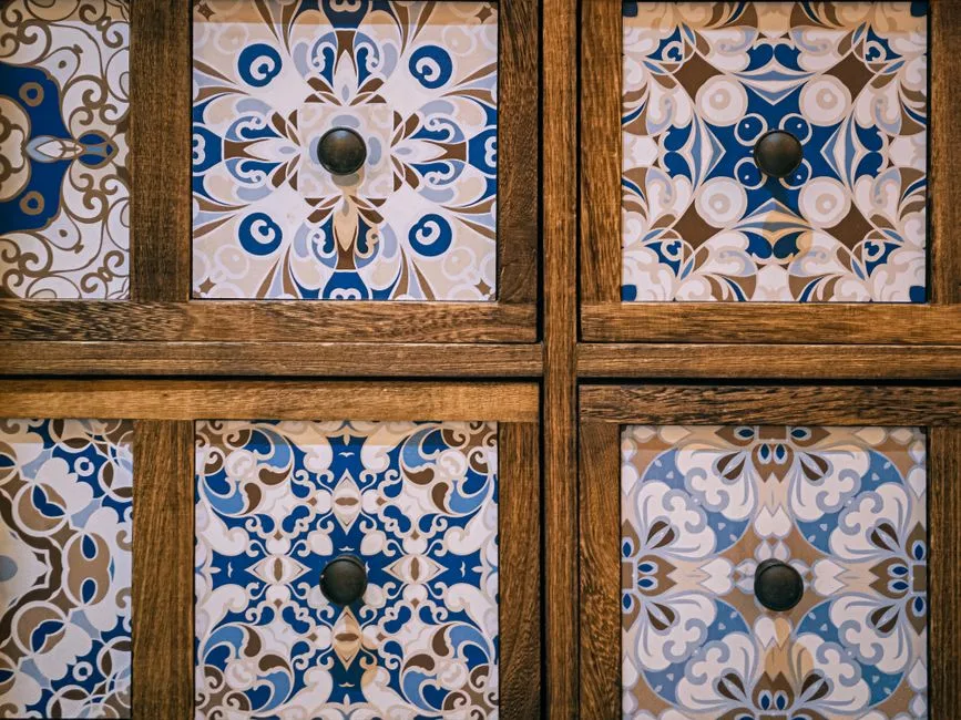 Przemiana starych mebli: decoupage na meblach w 5 wieczorów